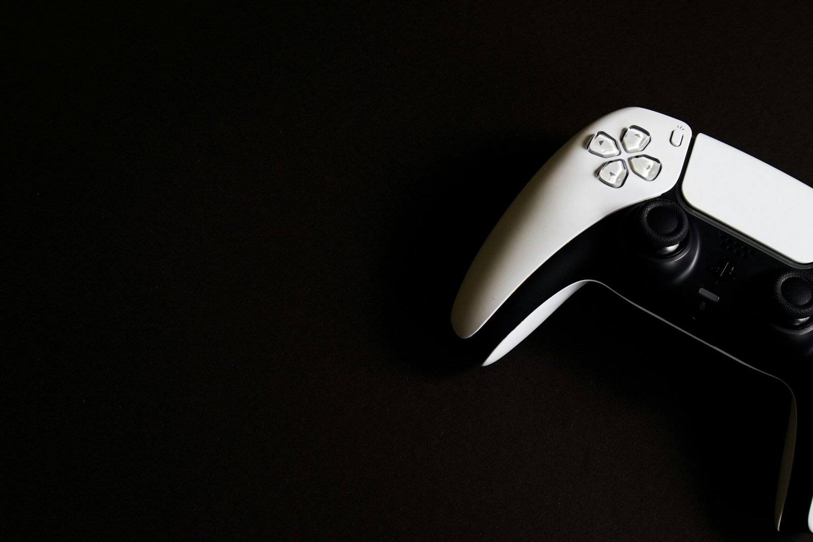 A Fortnite player model dressed in Midas outfit paired with golden pickaxe