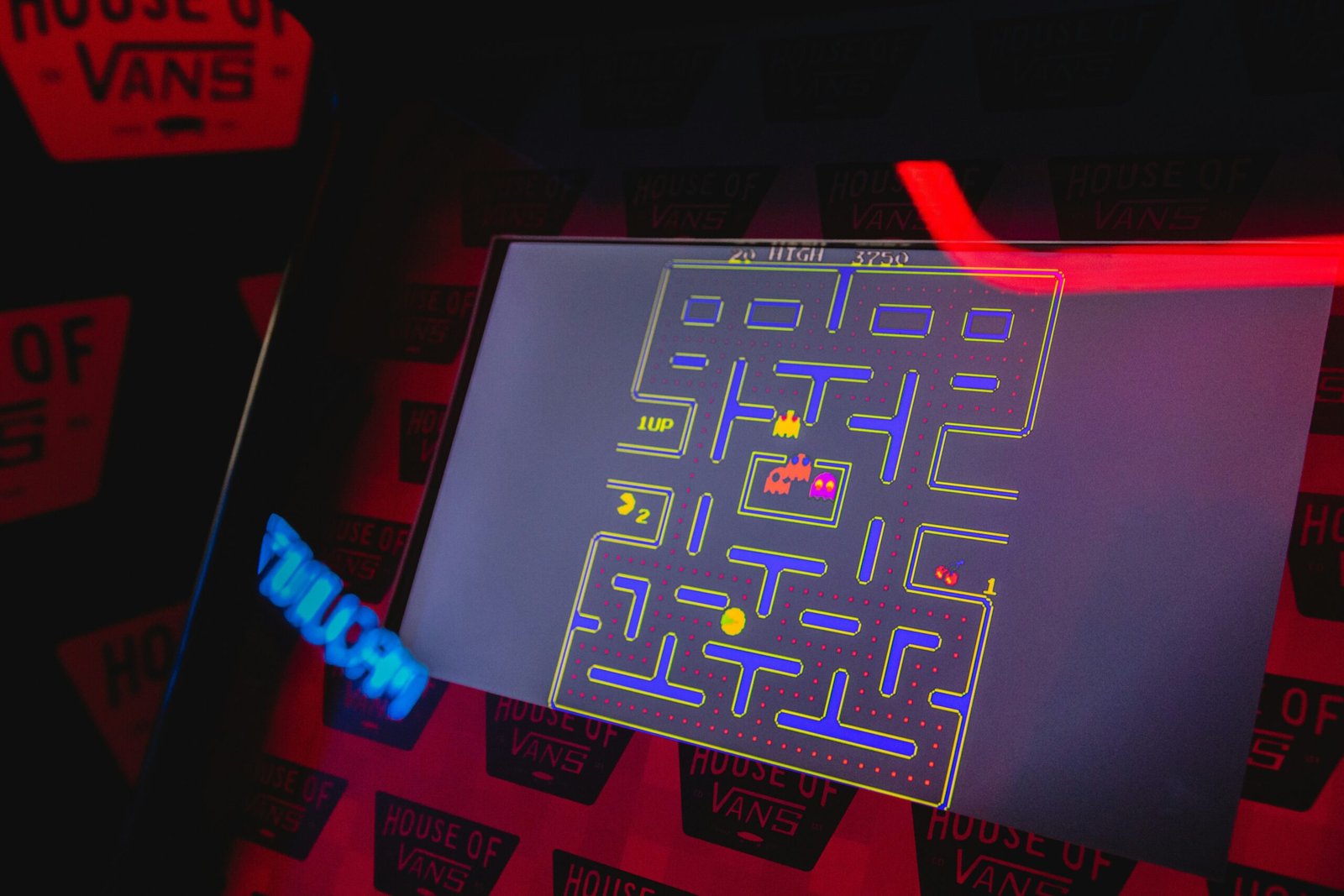 Sarah showcasing her exclusive Gold Peely skin