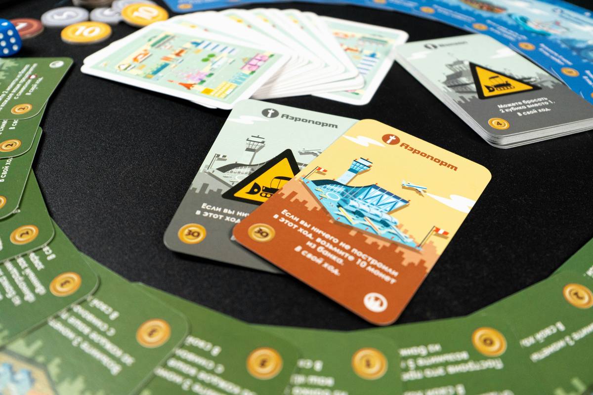 Player constructing a tower during a Fortnite match