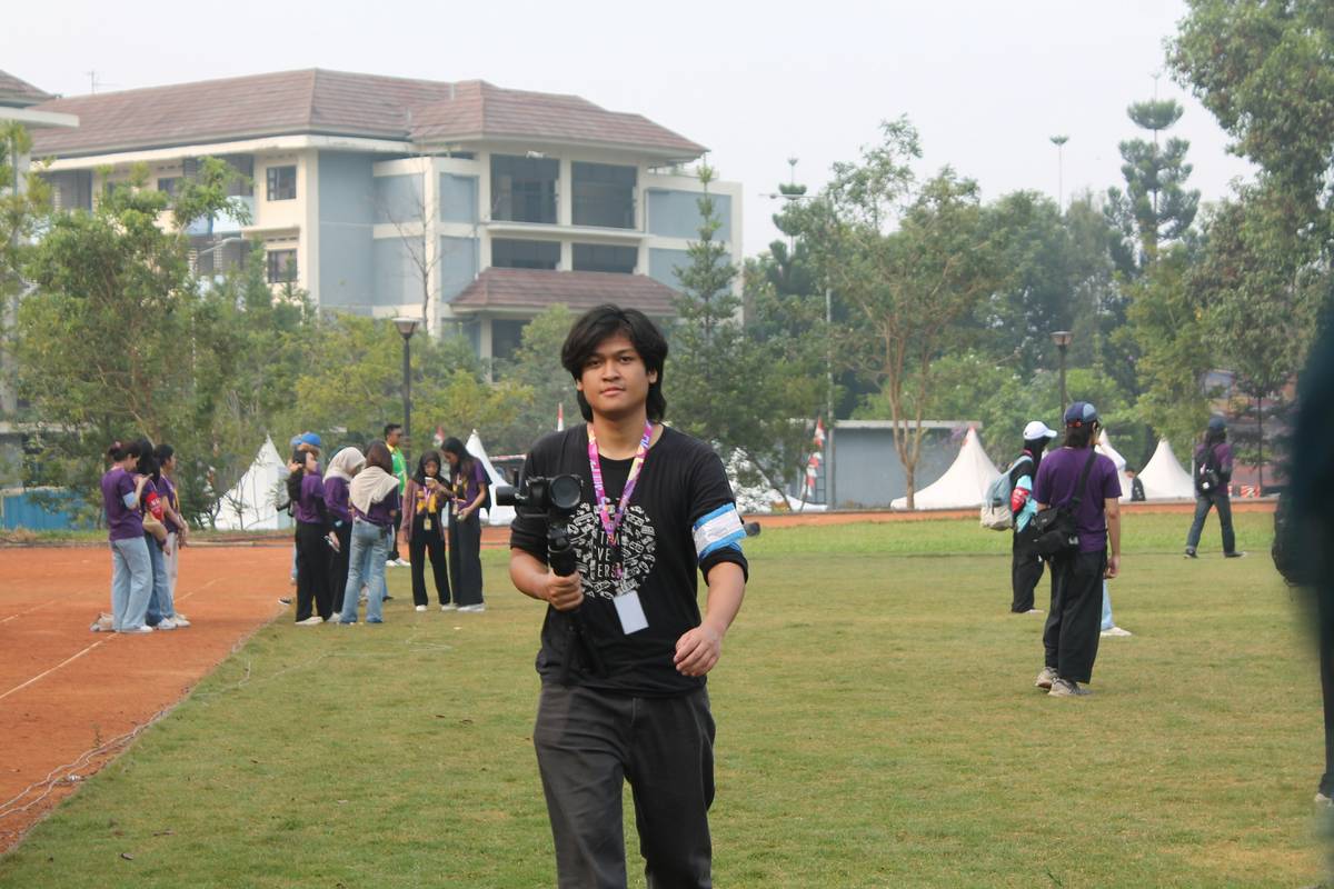 Bugha posing confidently in his Fishstick skin holding trophy