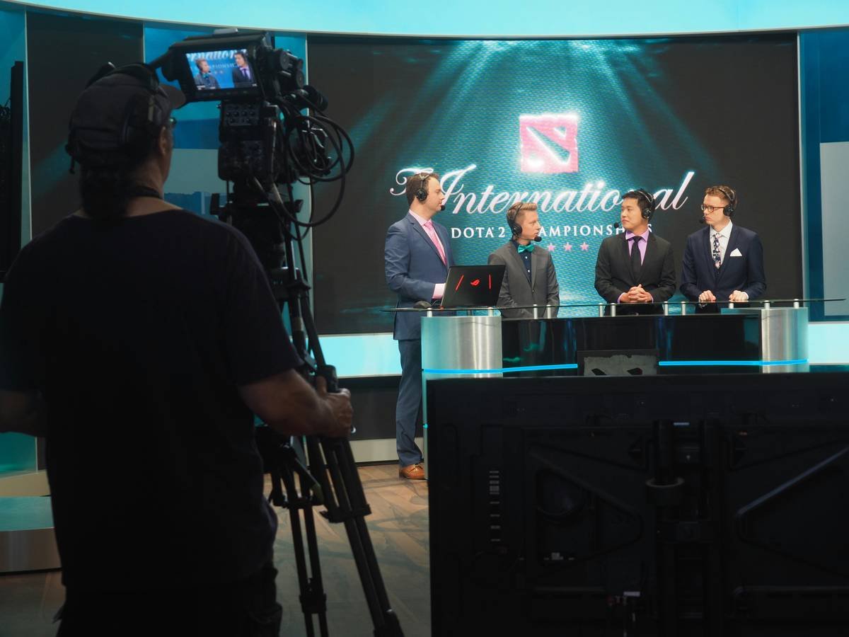 Overlay of Bugha's 2019 World Cup final game showing his rotation path vs. enemy clusters