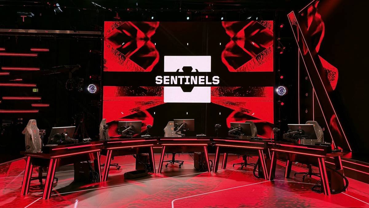 Bar chart showing Fortnite World Cup 2019 stats: $30M+ prize pool, 2.8M peak viewers, 40k competitors.
