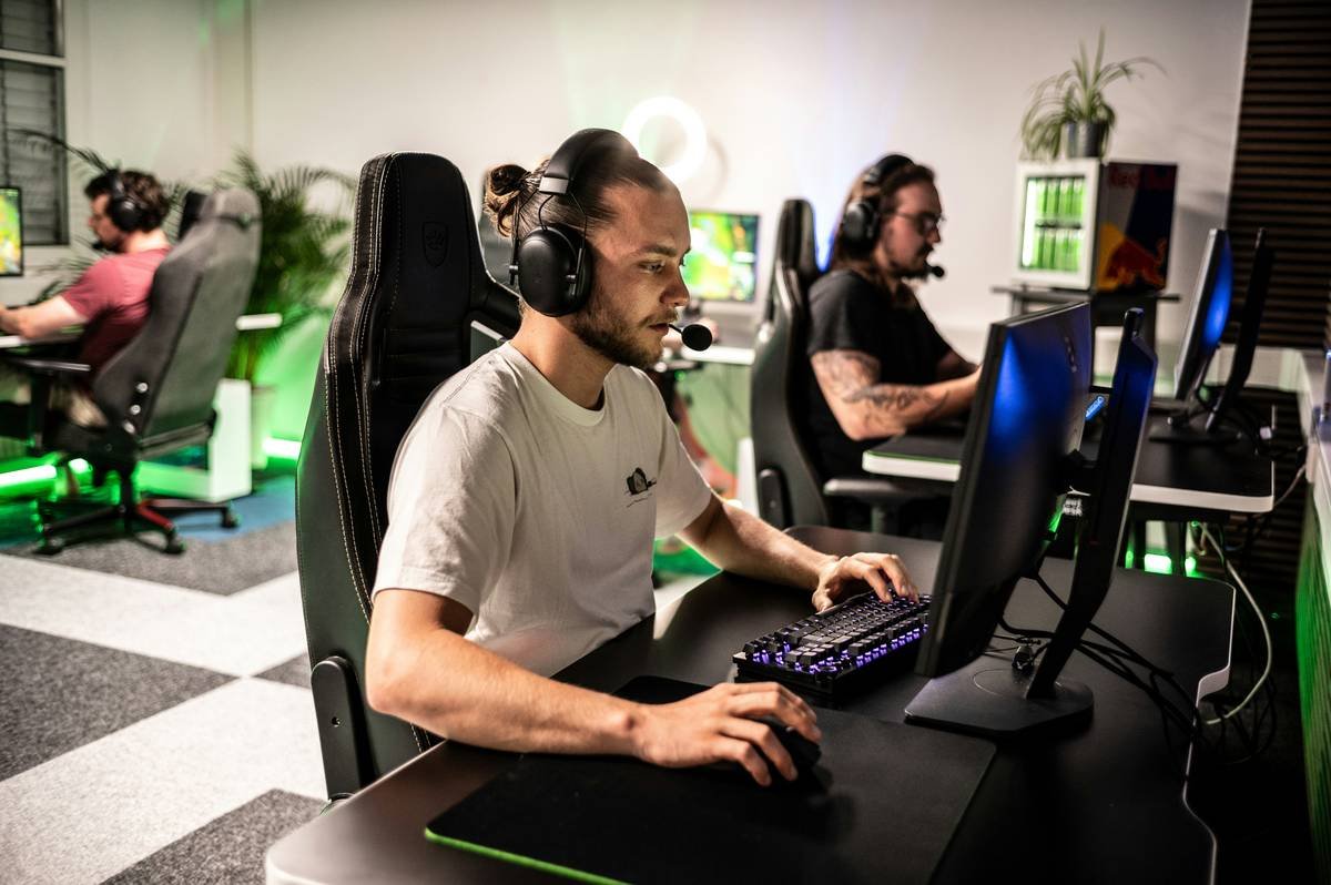 Bar chart showing Fortnite World Cup finalists' training breakdown: 42% scenario drills, 28% scrims, 20% mechanics, 10% review