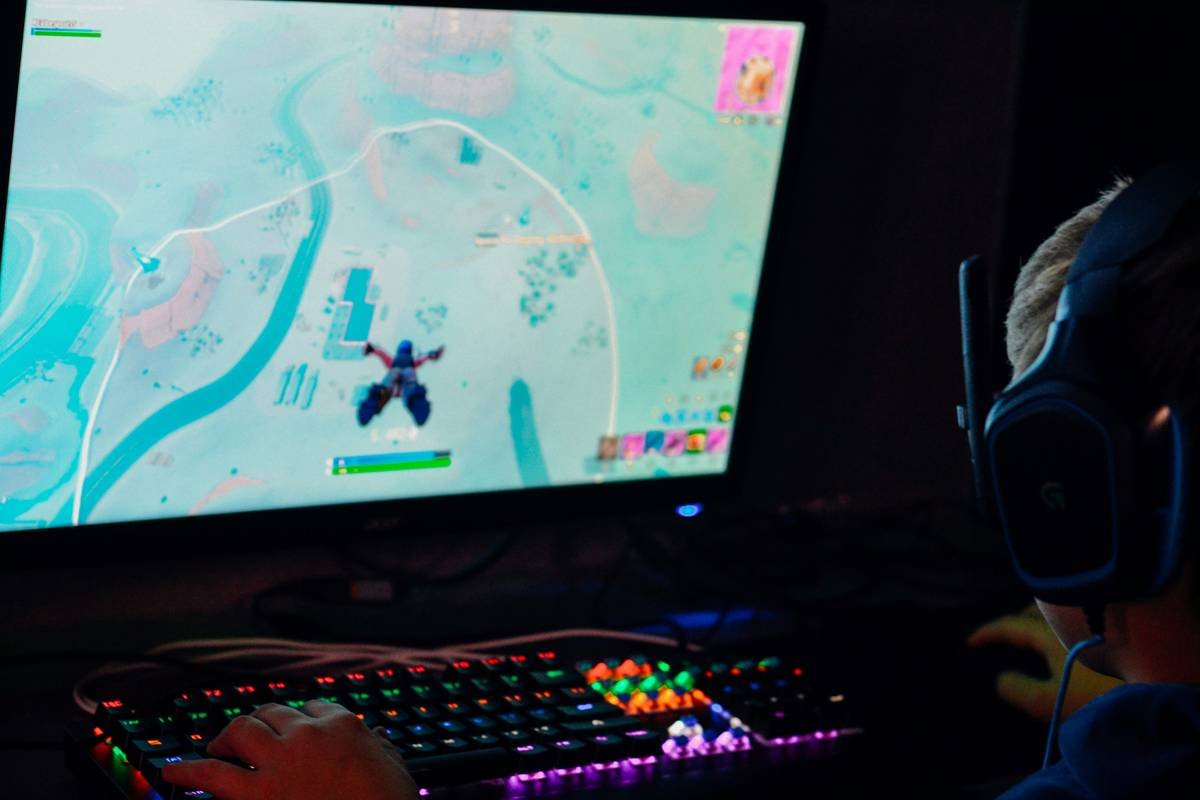 Infographic showing key gameplay changes in Fortnite Chapter 5: sprint jump distance +15%, shield regen delay +0.8s, storm damage increased by 12%